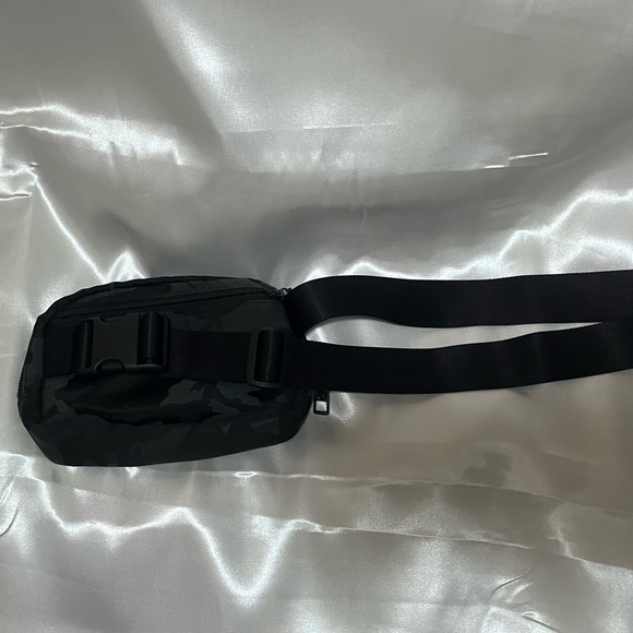 🦄OG CAMO Everywhere Belt Bag🦄 - Picture 5 of 12